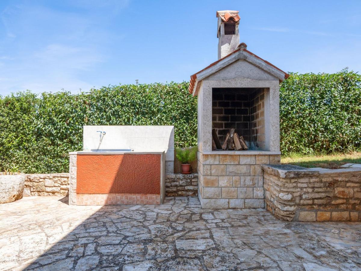 Secluded Apartment In Pore With Garden Porec Exterior photo